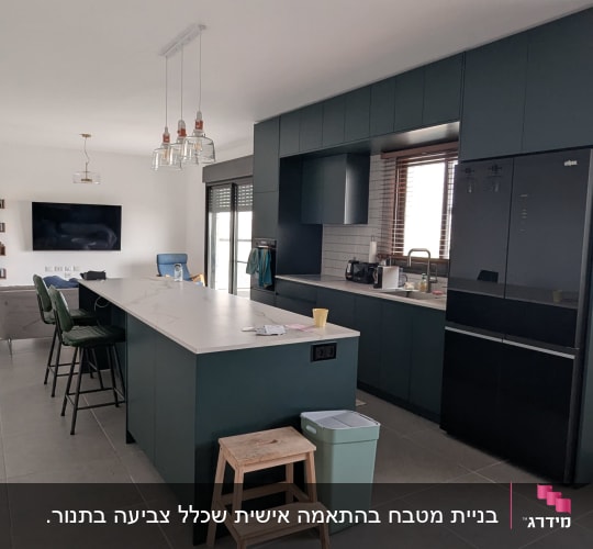 מטבח מודרני עם אי, כיסאות בר ומקרר שחור